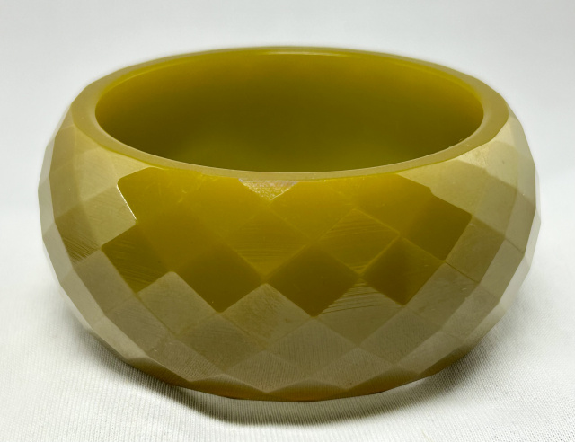 BB153 chunky translucent swamp green facet carved bakelite bangle